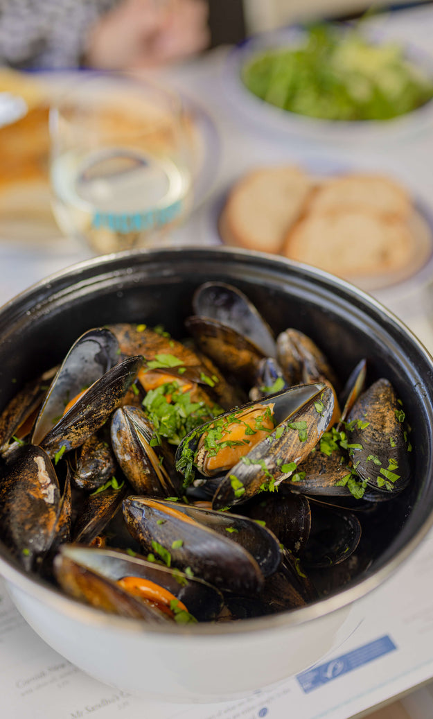 Mussels with white wine and parsley