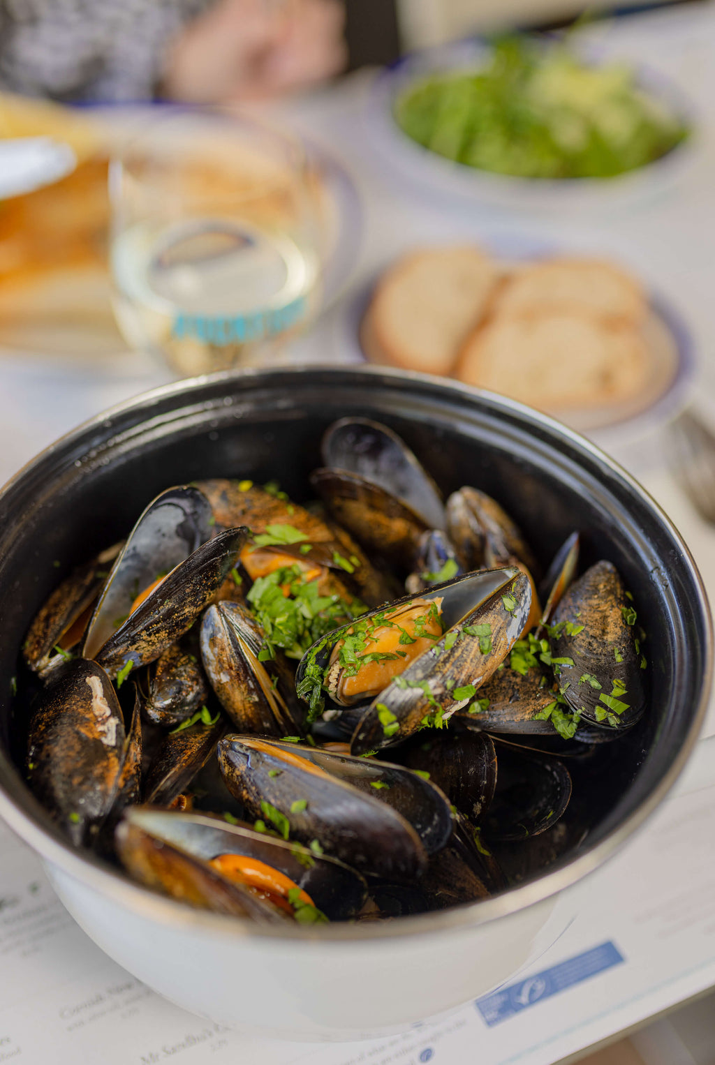 Mussels with white wine and parsley