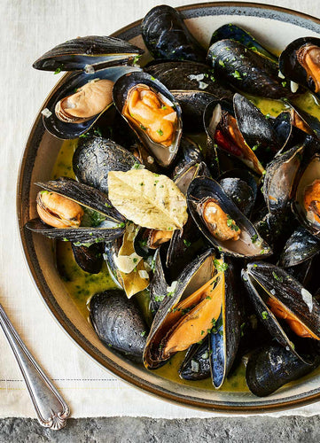 A bowl of cooked mussels